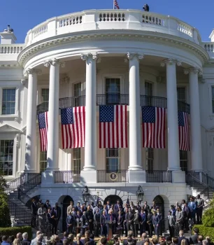 Trump recibe en la Casa Blanca a los Eagles, campeones del Super Bowl