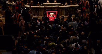 El Vaticano cierra el ataúd del papa Francisco y dejan todo listo para su funeral