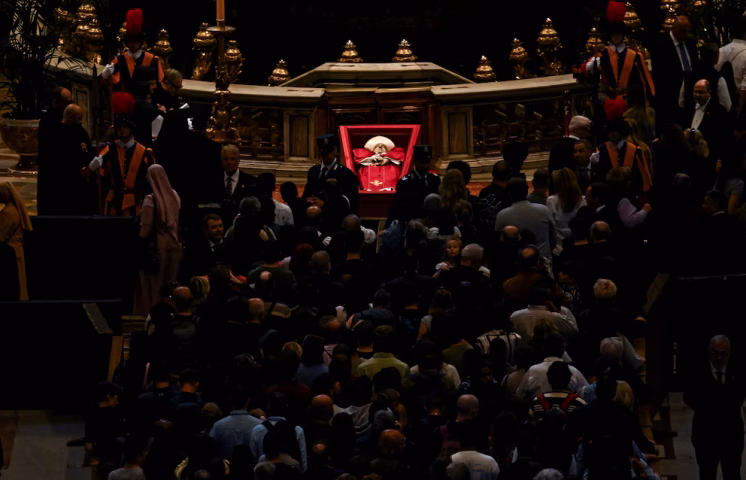 El Vaticano cierra el ataúd del papa Francisco y dejan todo listo para su funeral