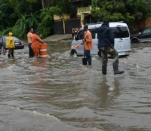Defensa Civil informa doce personas fueron rescatadas y una sigue desparecida tras crecida del río Blanco en Bonao 