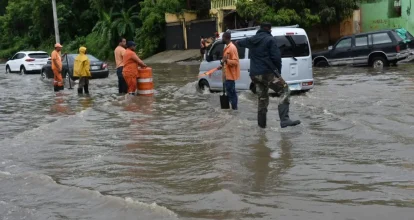Defensa Civil informa doce personas fueron rescatadas y una sigue desparecida tras crecida del río Blanco en Bonao 