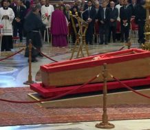 Sor Geneviève, la monja amiga del papa Francisco que rompió el protocolo en la basílica de San Pedro 