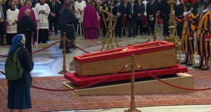 Sor Geneviève, la monja amiga del papa Francisco que rompió el protocolo en la basílica de San Pedro 