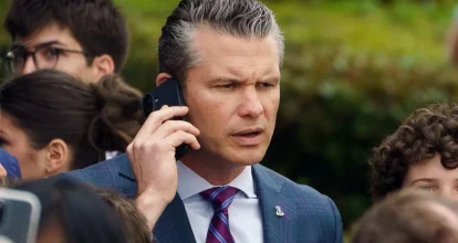 Trump sale en defensa de su secretario de Defensa ante rumores de destitución
