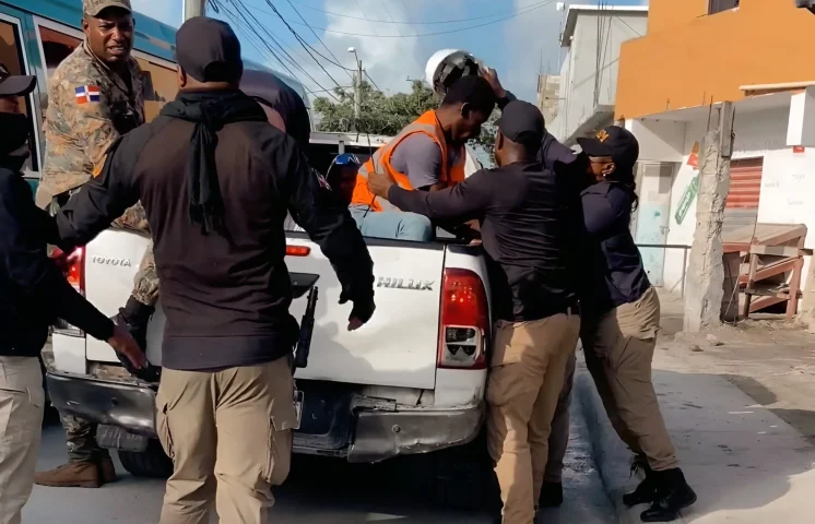 Detienen 111 haitianos en condición migratoria irregular durante operativos en Friusa y Verón