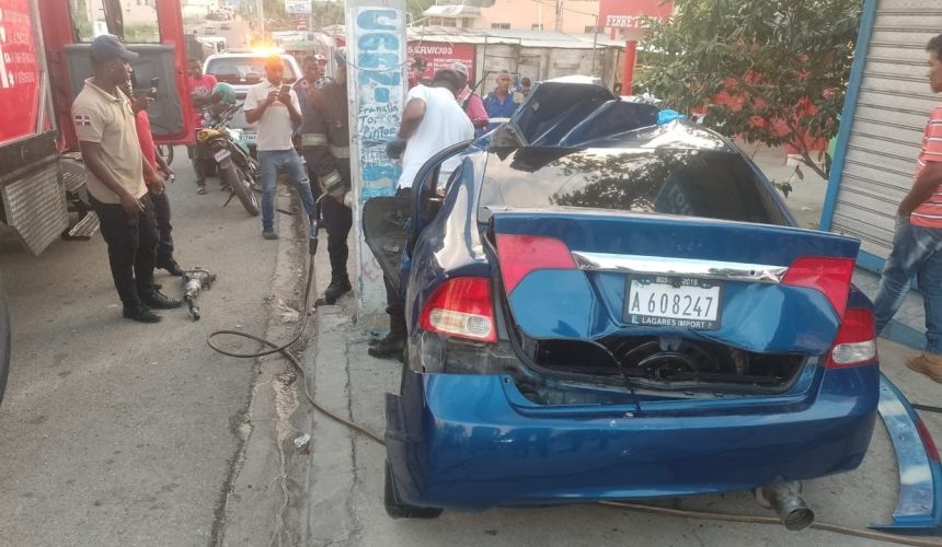 Hombre fallece al chocar su vehículo contra un poste del tendido eléctrico en Los Alcarrizos