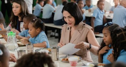 Primera dama almuerza con estudiantes y destaca el impacto del Programa de Alimentación Escolar 