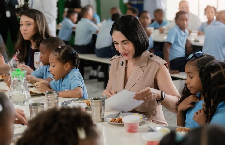 Primera dama almuerza con estudiantes y destaca el impacto del Programa de Alimentación Escolar 
