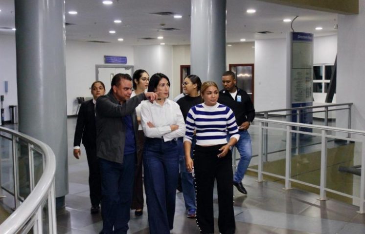 Primera dama Raquel Arbaje visita heridos de tragedia en discoteca Jet Set