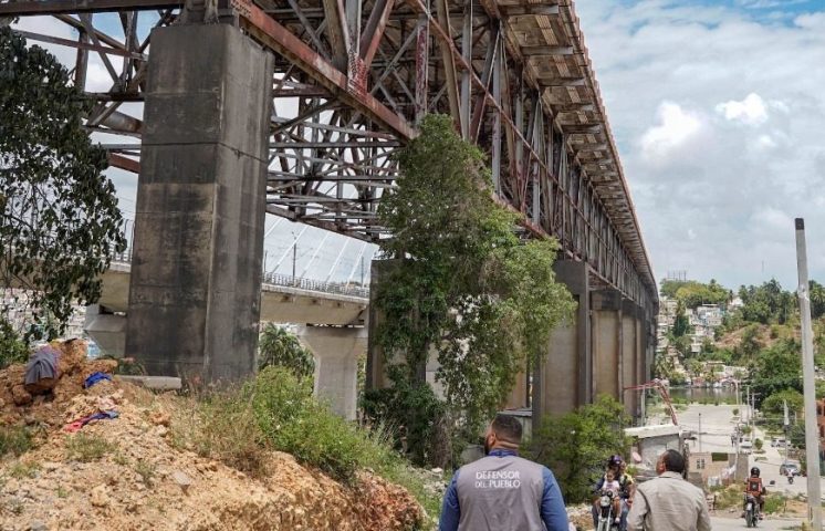 Defensor del Pueblo realiza inspección en el puente de la 17 tras denuncia de deterioro 