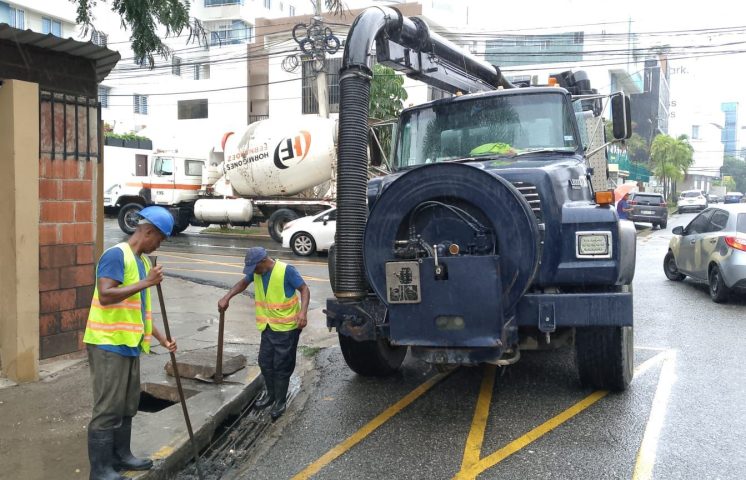 Alcaldía del Distrito Nacional intensifica limpieza de imbornales y filtrantes para mitigar efectos de las lluvias