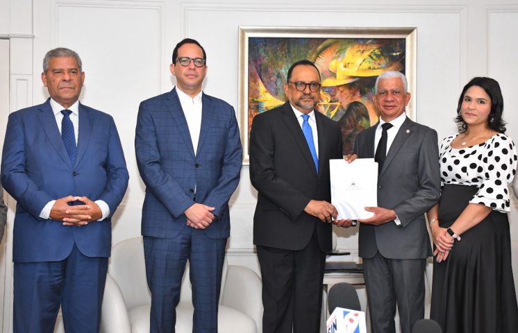 Senado recibe proyecto de Ley que busca fusionar el MEPyD con Hacienda