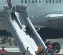 |Video| ¡Tensión! Evacúan de emergencia avión Delta tras incendiarse uno de sus motores