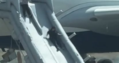 |Video| ¡Tensión! Evacúan de emergencia avión Delta tras incendiarse uno de sus motores
