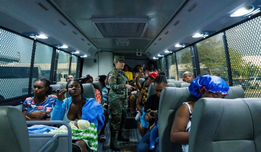 Director de Migración supervisa proceso de repatriación de parturientas haitianas