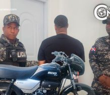 Agentes policiales apresan hombre por asalto y recuperan pertenencias de la víctima en Sabana Perdida