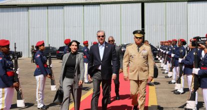 Presidente Abinader sale al Vaticano junto a la primera dama, Raquel Arbaje