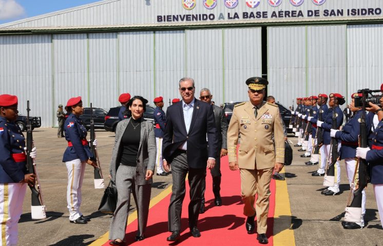 Presidente Abinader sale al Vaticano junto a la primera dama, Raquel Arbaje