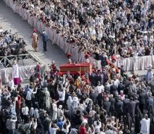 Al menos 150 mil personas despiden al papa en la basílica de San Pedro antes del funeral