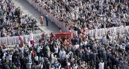 Al menos 150 mil personas despiden al papa en la basílica de San Pedro antes del funeral