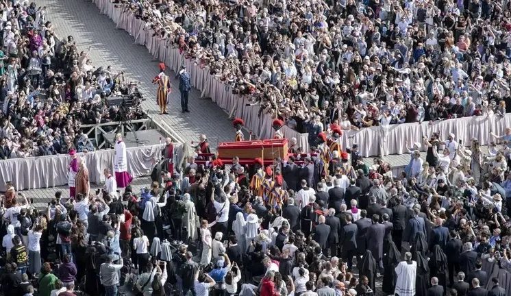 Al menos 150 mil personas despiden al papa en la basílica de San Pedro antes del funeral