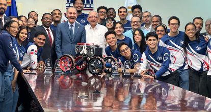 Mescyt recibe estudiantes tras ganar seis premiaciones en Desafío Rover de la NASA 2025