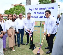 Dan primer picazo para busto en honor a Juan de los Santos en Parque Italia