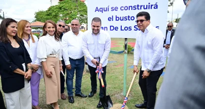 Dan primer picazo para busto en honor a Juan de los Santos en Parque Italia