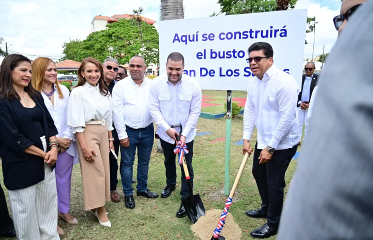 Dan primer picazo para busto en honor a Juan de los Santos en Parque Italia
