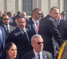 Abinader y primera dama asisten a funeral del Papa Francisco