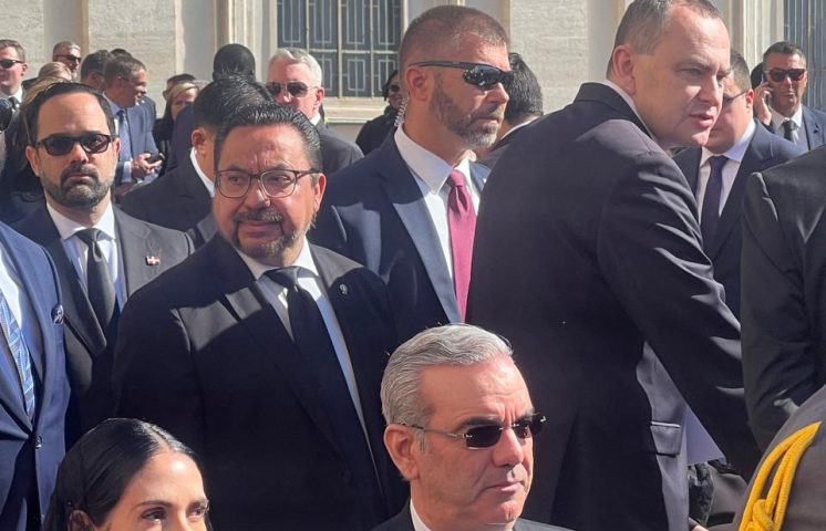 Abinader y primera dama asisten a funeral del Papa Francisco