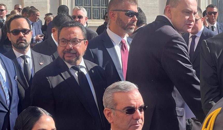 Abinader y primera dama asisten a funeral del Papa Francisco