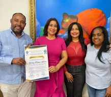 Yenny Polanco es reconocida por su labor en el periodismo turístico en aniversario de APM