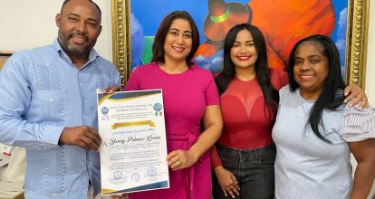Yenny Polanco es reconocida por su labor en el periodismo turístico en aniversario de APM