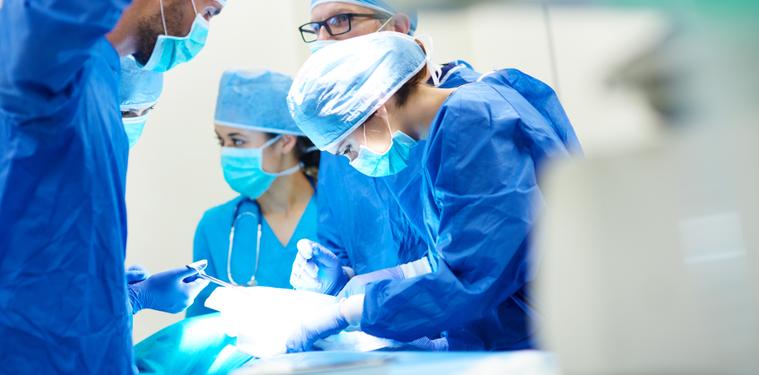 Servicio de salud español debe pagar 35.000 euros a joven que perdió testículo por error 