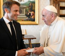 Macron destaca el legado del Papa Francisco tras su fallecimiento 