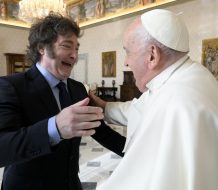 Javier Milei expresa dolor tras muerte del Papa Francisco  