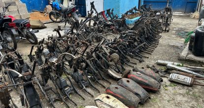 DINTEL desmantela red de desguace y apresa a hombre con 61 chasis de motocicletas, 7 tanques y 5 mufflers en La Romana