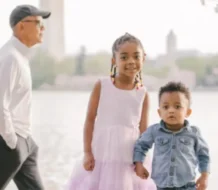 Obama se cuela en una foto familiar junto a los cerezos en Washington