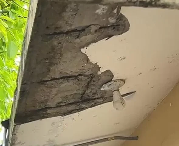 Parte del techo se desprende en escuela de Las Gordas, Nagua 