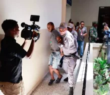 Autoridades investigan intento de suicidio de imputado por crimen de niño en San Cristóbal
