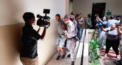 Autoridades investigan intento de suicidio de imputado por crimen de niño en San Cristóbal
