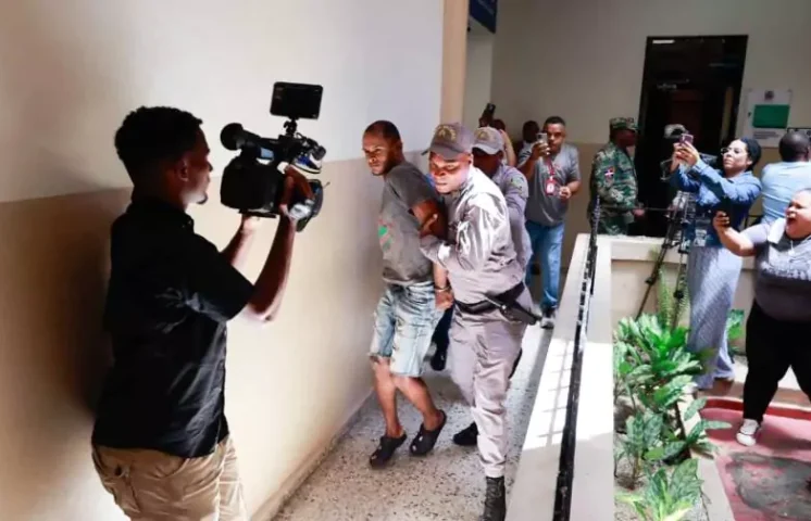 Autoridades investigan intento de suicidio de imputado por crimen de niño en San Cristóbal