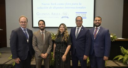 Guzmán Ariza recibe delegación del Colegio de Abogados de Nueva York