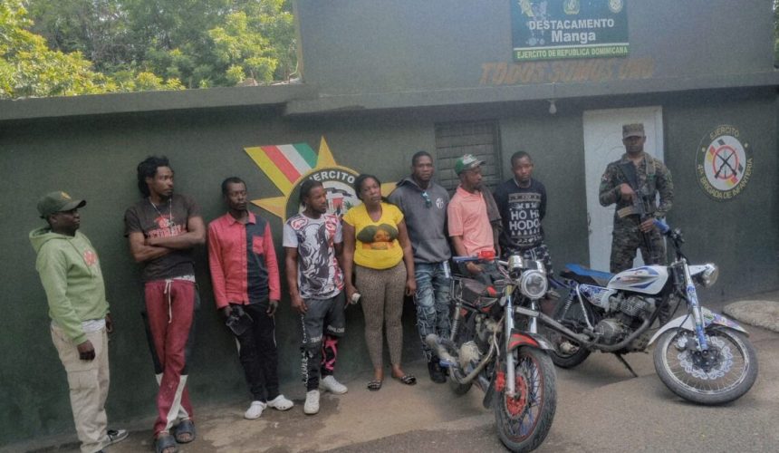 Detienen cuatro motocicletas transportando 11 haitianos indocumentados en San Juan y Montecristi