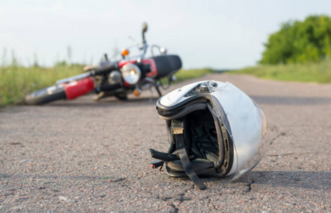 Accidente de motocicletas deja dos hombres gravemente heridos en Samaná 