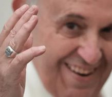 Destruyen anillo y sellos del Papa Francisco tras 16 días de su muerte