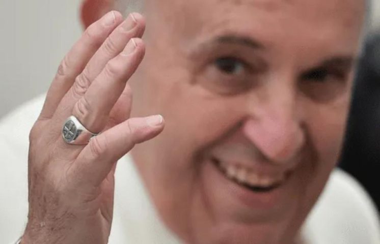 Destruyen anillo y sellos del Papa Francisco tras 16 días de su muerte