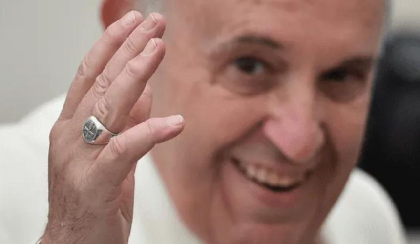 Destruyen anillo y sellos del Papa Francisco tras 16 días de su muerte