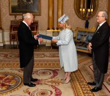 Embajadora dominicana presenta credenciales al Rey Carlos III durante ceremonia en Buckingham